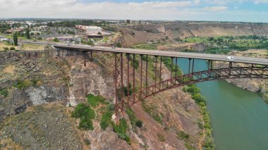 Twin Falls, Idaho 'da. Perrine Anıt Köprüsü ve insansız hava aracından görüldüğü gibi güzel bir kanyon.