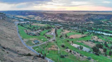 Günbatımında Snake River ve Canyon, Idaho ile birlikte Twin Falls 'un kırsal manzarası..