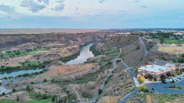 Günbatımında Snake River ve Canyon, Idaho ile birlikte Twin Falls 'un kırsal manzarası..