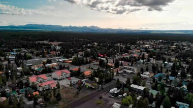 Batı Yellowstone 'un havadan görünüşü, Ulusal Park yakınlarındaki kasaba ve orman..