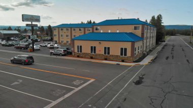 BATI YELLOWStone, MontANA - Temmuz 2019: Batı Kapısı Oteli yakınlarındaki küçük kasabanın havadan görünüşü.