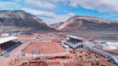 CODY, WY - Temmuz 2019: Cody Stampede Rodeo Stadyumu Yaz sezonunda hava manzarası.