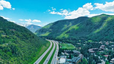 Vail şehir merkezi ve çevresindeki dağlar, Colorado. Yaz mevsiminde İHA 'dan hava görüntüsü.