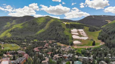 Vail şehir merkezi ve çevresindeki dağlar, Colorado. Yaz mevsiminde İHA 'dan hava görüntüsü.