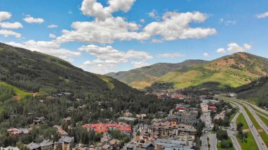 Vail şehir merkezi ve çevresindeki dağlar, Colorado. Yaz mevsiminde İHA 'dan hava görüntüsü.
