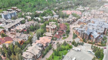 Vail şehir merkezi ve çevresindeki dağlar, Colorado. Yaz mevsiminde İHA 'dan hava görüntüsü.