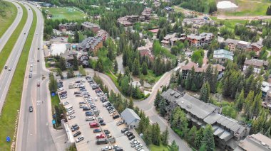 Vail şehir merkezi ve çevresindeki dağlar, Colorado. Yaz mevsiminde İHA 'dan hava görüntüsü.