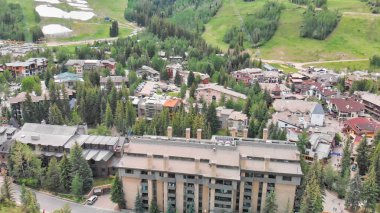 Vail şehir merkezi ve çevresindeki dağlar, Colorado. Yaz mevsiminde İHA 'dan hava görüntüsü.