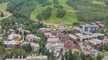 Vail şehir merkezi ve çevresindeki dağlar, Colorado. Yaz mevsiminde İHA 'dan hava görüntüsü.
