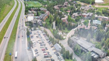 Vail şehir merkezi ve çevresindeki dağlar, Colorado. Yaz mevsiminde İHA 'dan hava görüntüsü.