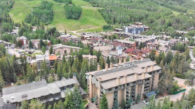 Vail şehir merkezi ve çevresindeki dağlar, Colorado. Yaz mevsiminde İHA 'dan hava görüntüsü.