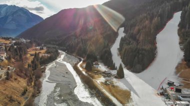 Auronzo Vadisi ve Kayak Yamaçları kış mevsiminde, İtalyan Alpleri.