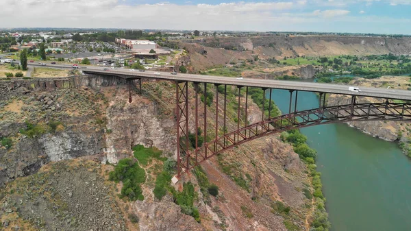 Twin Falls, Idaho 'da. Perrine Anıt Köprüsü ve insansız hava aracından görüldüğü gibi güzel bir kanyon.