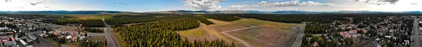 Flygfoto Över West Yellowstone Stad Och Skog Nära Nationalparken — Stockfoto