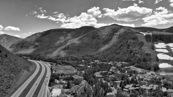 Vail Centro Cidade Montanhas Circundantes Colorado Vista Aérea Drone Temporada — Fotografia de Stock