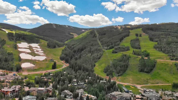 Vail Centrum Och Omgivande Berg Colorado Flygfoto Från Drönare Sommarsäsongen — Stockfoto