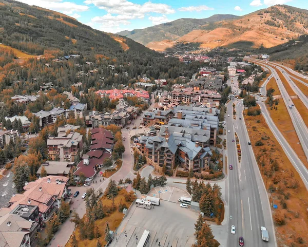 Vailin Keskusta Ympäröivät Vuoret Colorado Antenni Näkymä Drone Kesäkaudella — kuvapankkivalokuva
