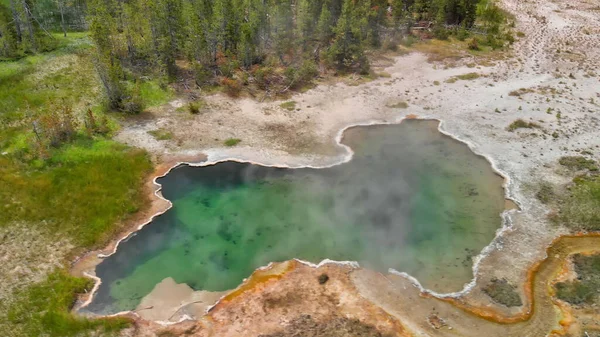 Luchtfoto Van Kleurrijke Yellowstone Natural Pool Het Zomerseizoen Wyoming Verenigde — Stockfoto