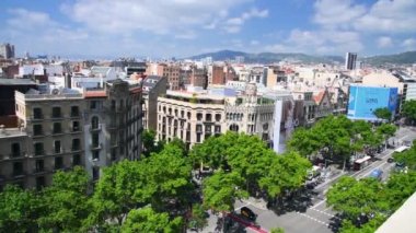 BARCELONA - 10 Mayıs 2018: Şehir silueti ve çatıdan Passeig de Gracia hava manzarası