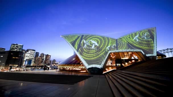 SYDNEY, AUSTRALIA - AGOSTO 2018: Spettacolo di luci notturne sul tetto del famoso Teatro dell'Opera — Video Stock