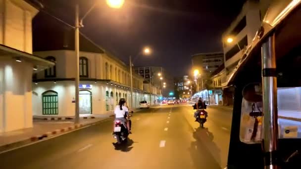 BANGKOK, TAILÂNDIA - 14 DE DEZEMBRO DE 2019: Tráfego de cidade à noite como visto de um TukTuk em movimento — Vídeo de Stock