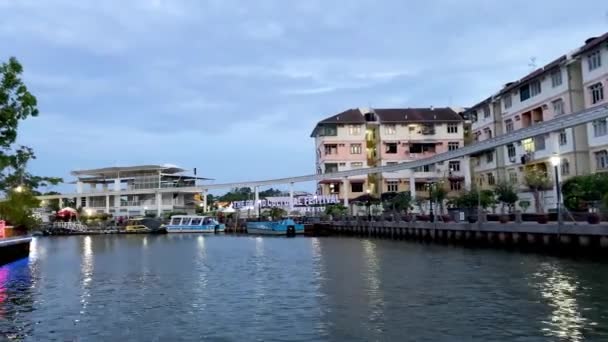 MALACCA, MALASIA - 29 DE DICIEMBRE DE 2019: Crucero por el río de la ciudad al atardecer — Vídeos de Stock