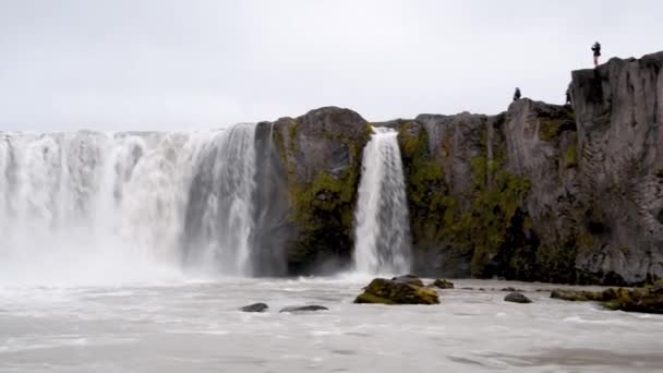 Kraftfulla Godafoss Vattenfall på en molnig dag, Island — Stockvideo