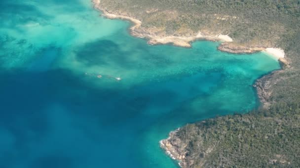 Whitsunday Islands, Australië. Prachtige oceaankleuren, uitzicht vanuit de lucht — Stockvideo