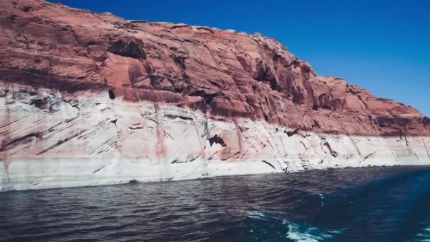 Jezioro Powell Canyon, widok z łodzi wycieczkowej w sezonie letnim Slow motion — Wideo stockowe