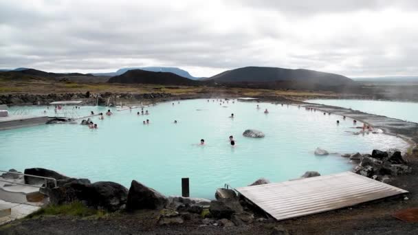 Myvatn Natuurlijke baden met toeristen in het zomerseizoen Slow motion — Stockvideo