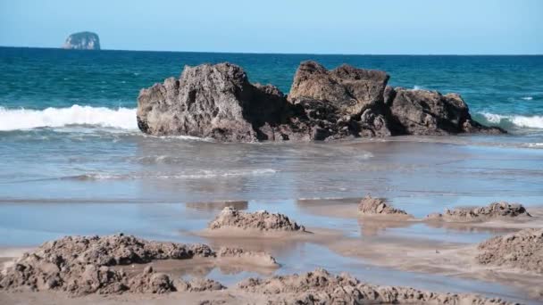 新西兰的温泉海滩。海浪压在岩石上.慢动作 — 图库视频影像