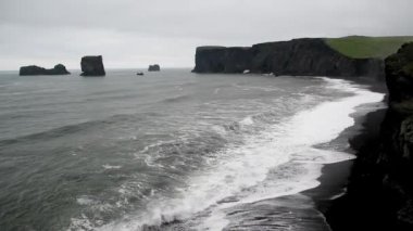 Yaz mevsiminde İzlanda siyah plajı Ağır çekim
