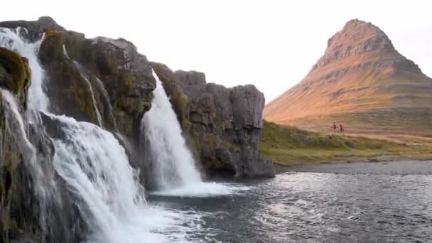 Kirkjufell bergen en watervallen in het zomerseizoen, IJsland Slow motion — Stockvideo