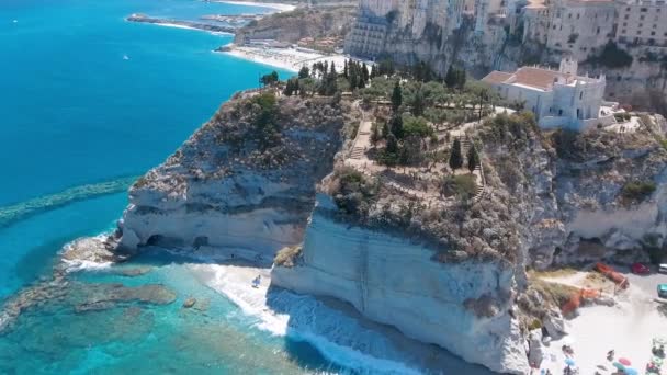 Yaz mevsiminde Calabria kıyı şeridi. Tropea gökyüzü kristal berrak okyanusla kaplı — Stok video