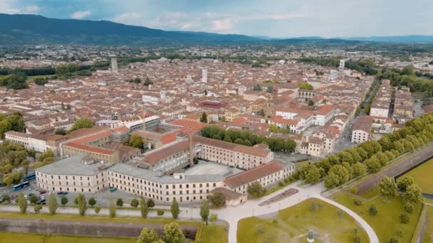 Vista aérea incrível de Lucca, famosa cidade da Toscana — Vídeo de Stock