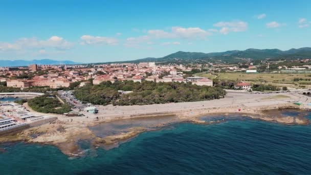 Livorno kıyı şeridinin inanılmaz hava manzarası, Toskana — Stok video