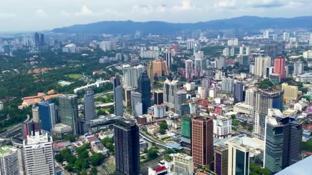 Vista aérea incrível de Kuala Lumpur em um dia nublado, Malásia — Vídeo de Stock