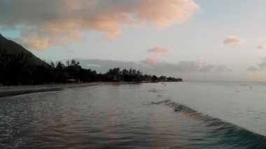 Gün batımında Mauritius Flic en Flac Beach 'in hava manzarası. Yavaş çekim
