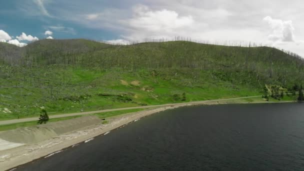 Yellowstone Lake and Hills v zamračený den, Wyoming air view — Stock video