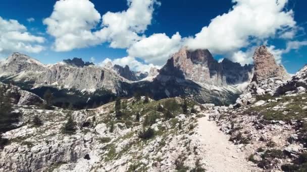 Cinque Torri, Alpes italianos. Cinco torres picos de montaña — Vídeos de Stock