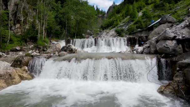 Movimento lento de cachoeiras alpinas no verão — Vídeo de Stock