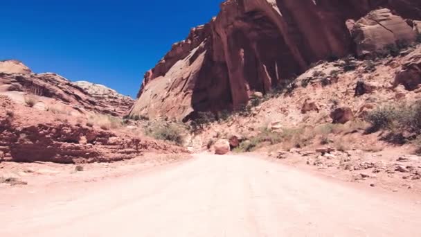 Atravessando o Canyon na temporada de verão, vista da frente do carro — Vídeo de Stock