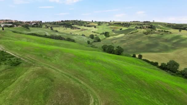 Удивительный воздушный вид на красивые Тосканские холмы в весенний сезон, Италия — стоковое видео