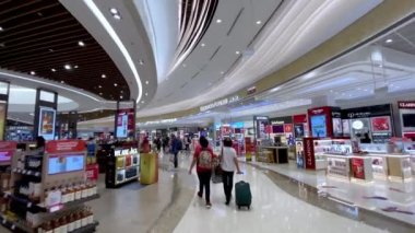 SINGAPORE - 5 HAZİRAN 2020: Changi Uluslararası Havalimanı 'nın içinde turistler ve yerel halk