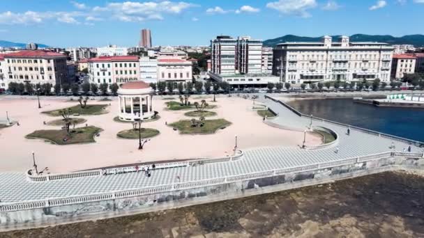 Prachtig uitzicht vanuit de lucht op Livorno en Mascagni Terrace, de beroemde stad Toscane. Langzame beweging — Stockvideo