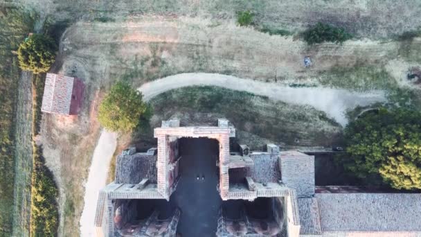 Vista aérea incrível da bela Abadia de San Galgano com paredes sem telhados, Colinas da Toscana na temporada de primavera, Itália — Vídeo de Stock