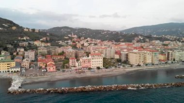 Chiavari, Liguria, İtalya 'nın havadan görünüşü. Gün batımında İHA 'dan şehir manzarası