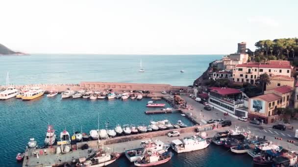 Αεροφωτογραφία της ακτογραμμής Marina di Campo στο ηλιοβασίλεμα, Νήσος Έλβα - Ιταλία — Αρχείο Βίντεο