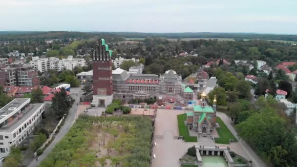 Darmstadt Orthodoxe Kerk in het zomerseizoen, Duitsland. Uitzicht vanaf drone — Stockvideo