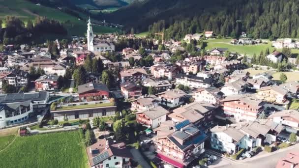 Gyönyörű panorámás kilátás nyílik Dobbiaco. Toblach az égből, olasz Alpok a nyári szezonban — Stock videók
